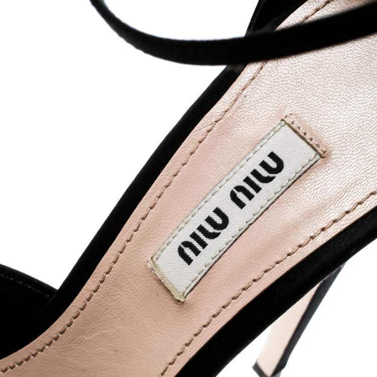 مملوكة مسبقًا Miu Miu Black Satin Crystal Embellished Ribbon platform Sandals Size 39