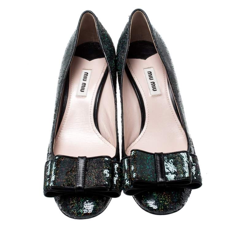 مملوكة مسبقًا Miu Miu Metallic Black Sequin Bow Pumps Size 39