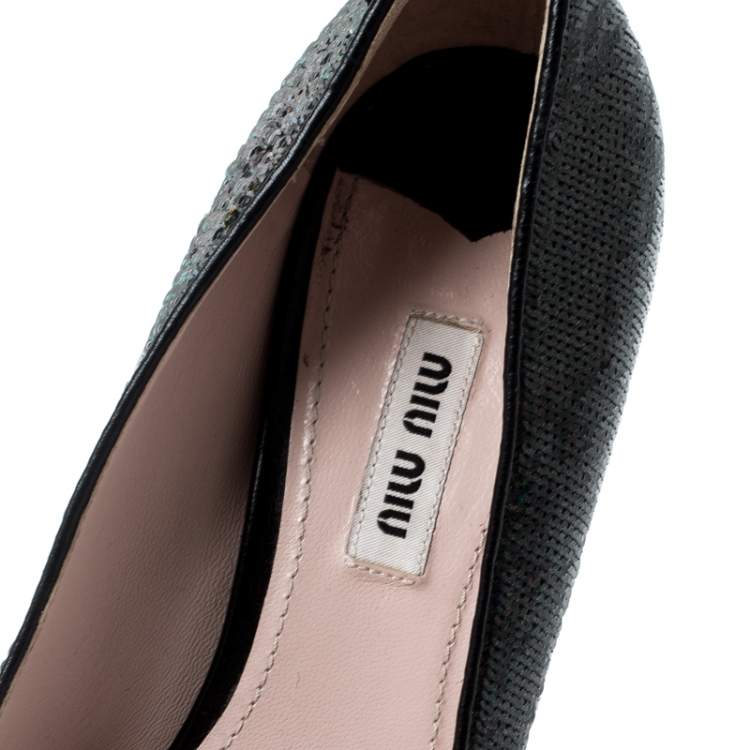 مملوكة مسبقًا Miu Miu Metallic Black Sequin Bow Pumps Size 39