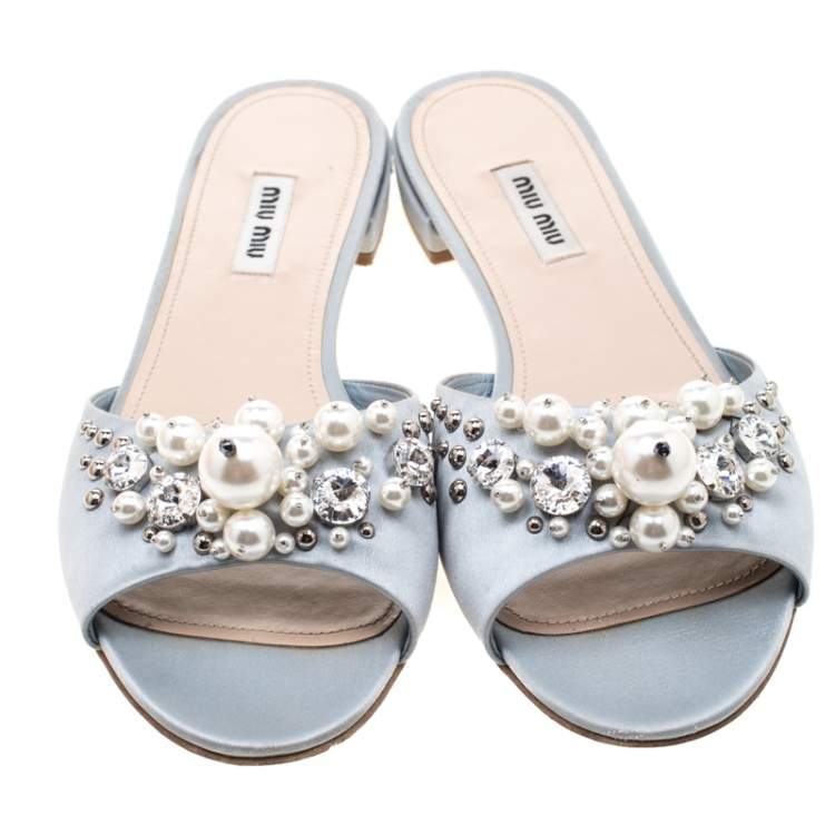 مملوكة مسبقًا Miu Miu Blue Velvet Pearl Embellished Slides Size 39