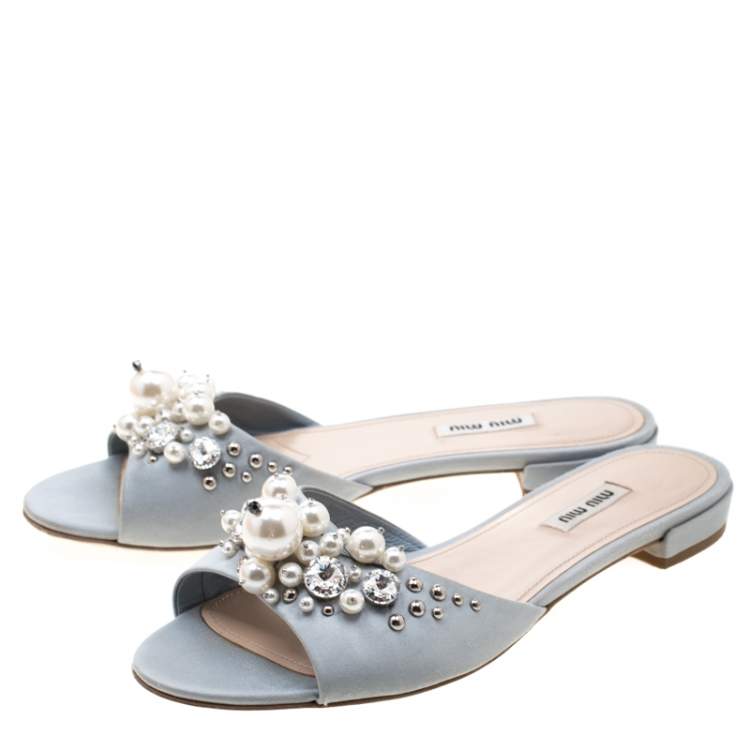 مملوكة مسبقًا Miu Miu Blue Velvet Pearl Embellished Slides Size 39