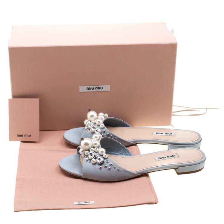 مملوكة مسبقًا Miu Miu Blue Velvet Pearl Embellished Slides Size 39