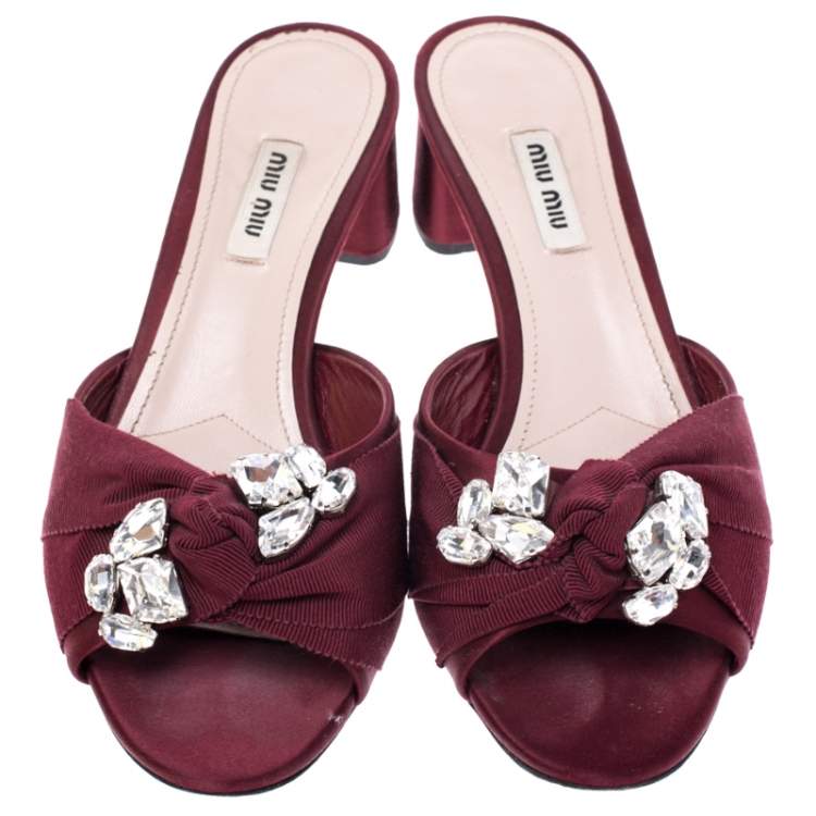 مملوكة مسبقًا Miu Miu Burgundy Satin Crystal Embellished Open Toe Sandals Size 39.5