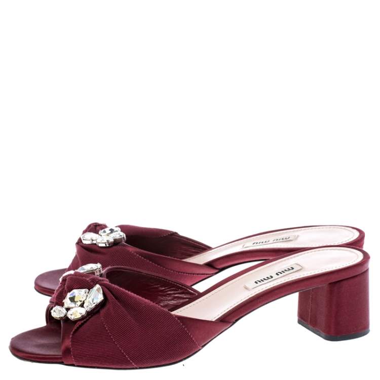 مملوكة مسبقًا Miu Miu Burgundy Satin Crystal Embellished Open Toe Sandals Size 39.5