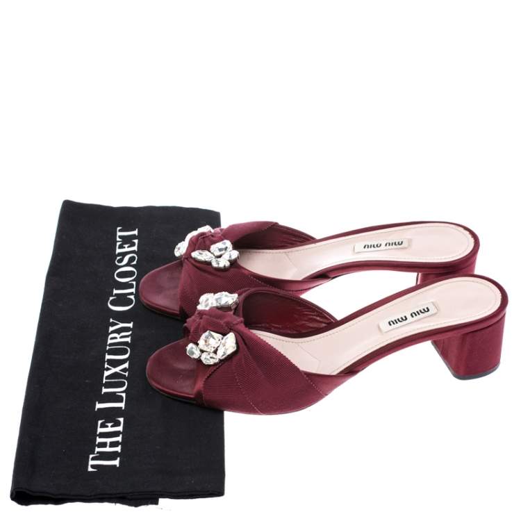 مملوكة مسبقًا Miu Miu Burgundy Satin Crystal Embellished Open Toe Sandals Size 39.5