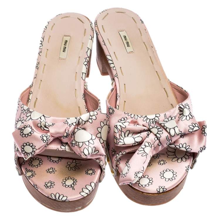 مملوكة مسبقًا Miu Miu Pink/White Printed Satin Bow Wooden Platform Sandals Size 39.5
