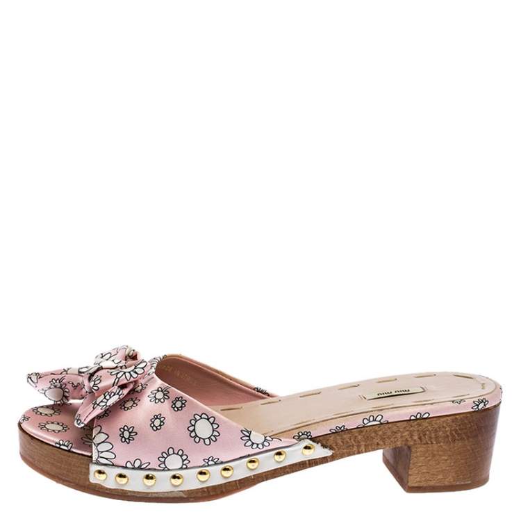 مملوكة مسبقًا Miu Miu Pink/White Printed Satin Bow Wooden Platform Sandals Size 39.5