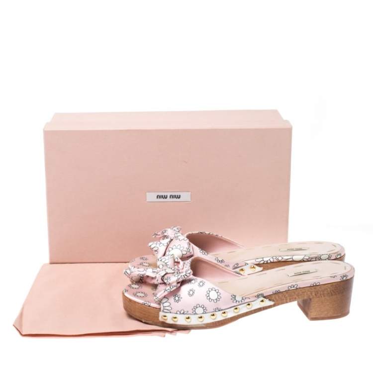 مملوكة مسبقًا Miu Miu Pink/White Printed Satin Bow Wooden Platform Sandals Size 39.5