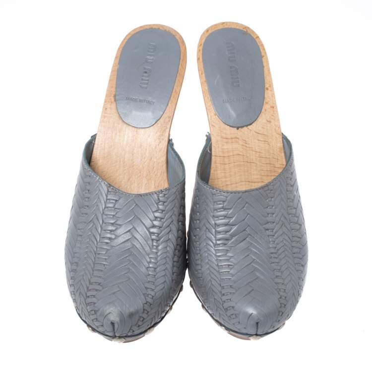 Pre Owned Miu Miu Grey Leather Studded Platform Clogs Size 40