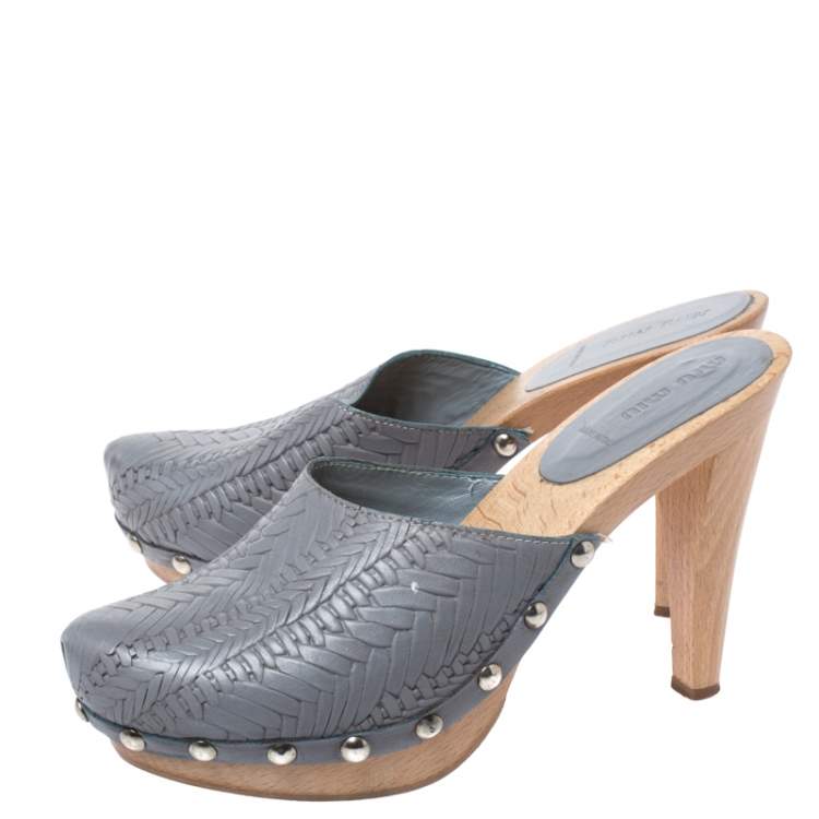 Pre Owned Miu Miu Grey Leather Studded Platform Clogs Size 40