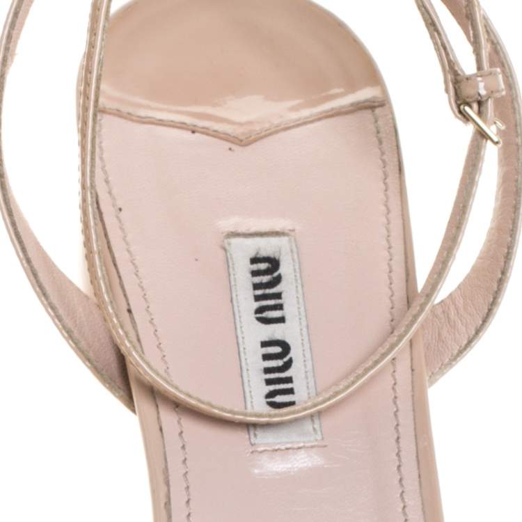 مملوكة مسبقًا Miu Miu Beige Patent Leather Ruffled Bow Embellished Ankle Strap Sandals Size 41