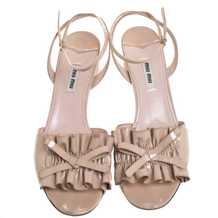 مملوكة مسبقًا Miu Miu Beige Patent Leather Ruffled Bow Embellished Ankle Strap Sandals Size 41