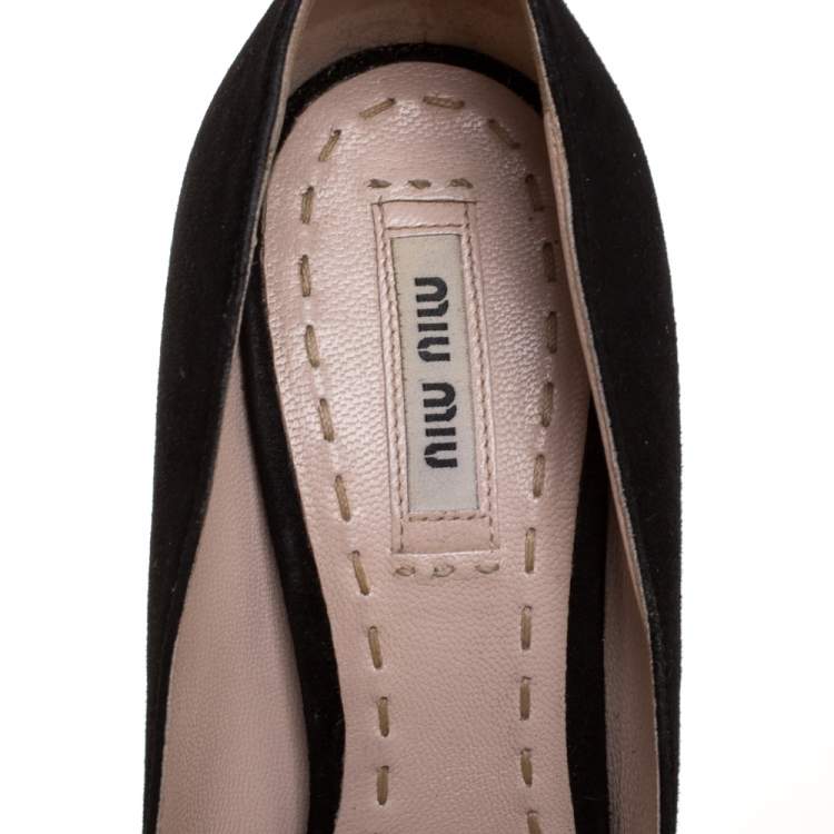 مملوكة مسبقًا Miu Miu Black Suede Crystal Heel Peep Toe Platform Pumps Size 38.5