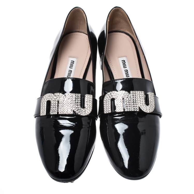 مملوكة مسبقًا Miu Miu Black Patent Leather Crystal Embellshed Logo Ballet Flats Size 35