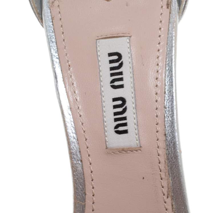 مملوكة مسبقًا Miu Miu Silver Leather Crystal Embellished Platform Ankle Strap Sandals Size 36