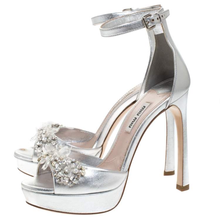 مملوكة مسبقًا Miu Miu Silver Leather Crystal Embellished Platform Ankle Strap Sandals Size 36