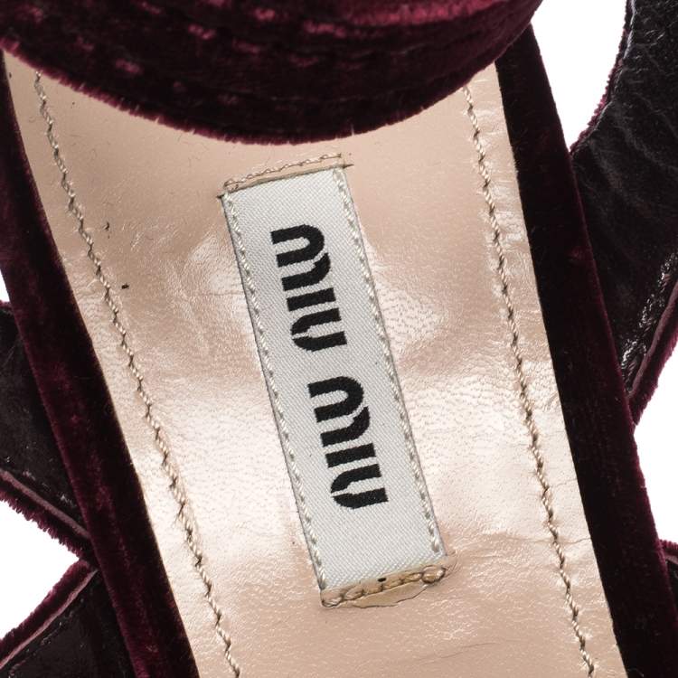 مملوكة مسبقًا Miu Miu Burgundy Velvet Glitter Platform Ankle Strap Sandals Size 40.5