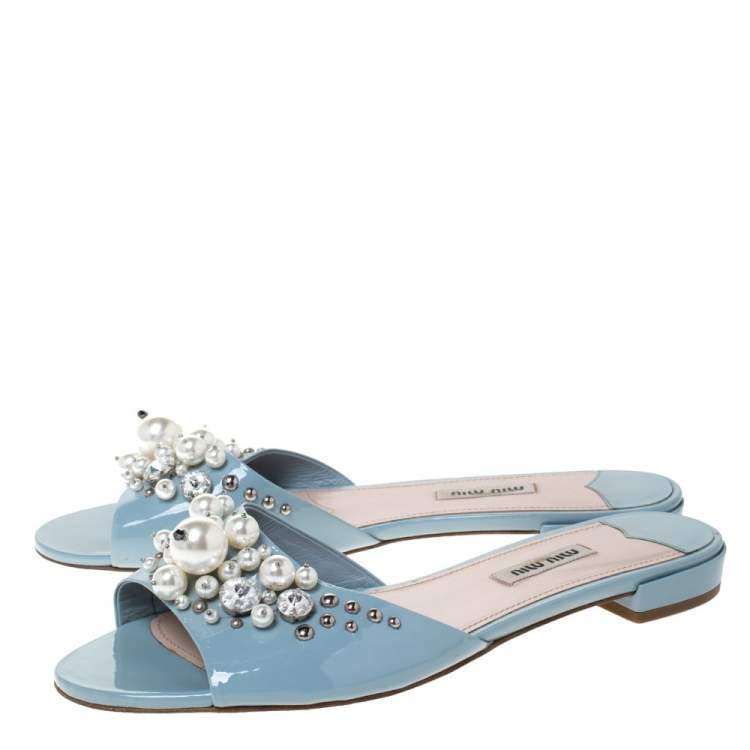 مملوكة مسبقًا Miu Miu Blue Patent Leather Pearl Embellished Slides Sandals Size 40