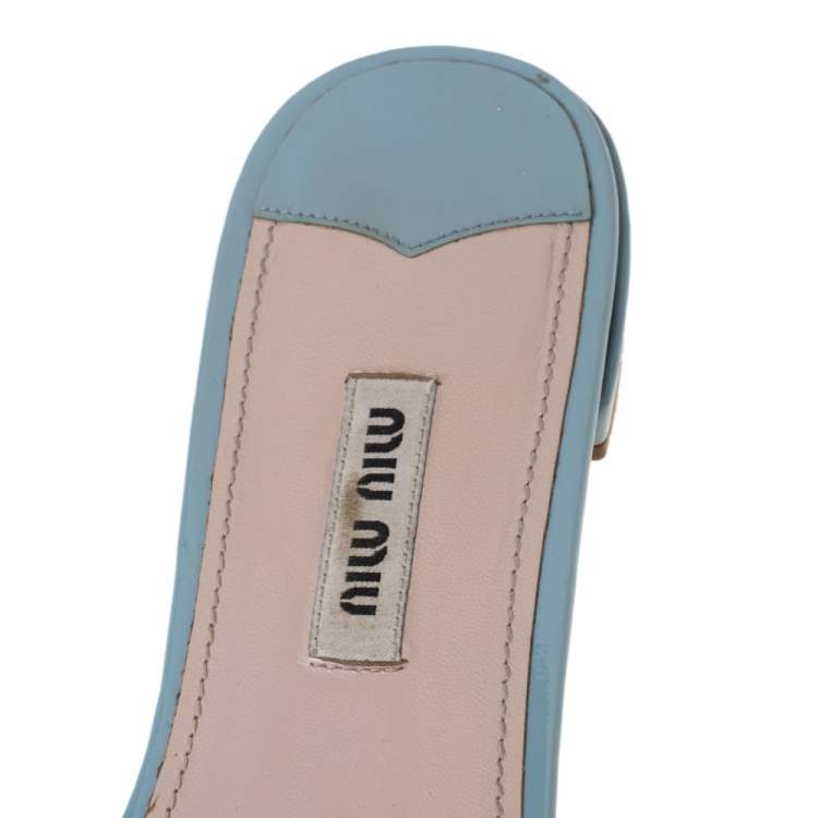 مملوكة مسبقًا Miu Miu Blue Patent Leather Pearl Embellished Slides Sandals Size 40
