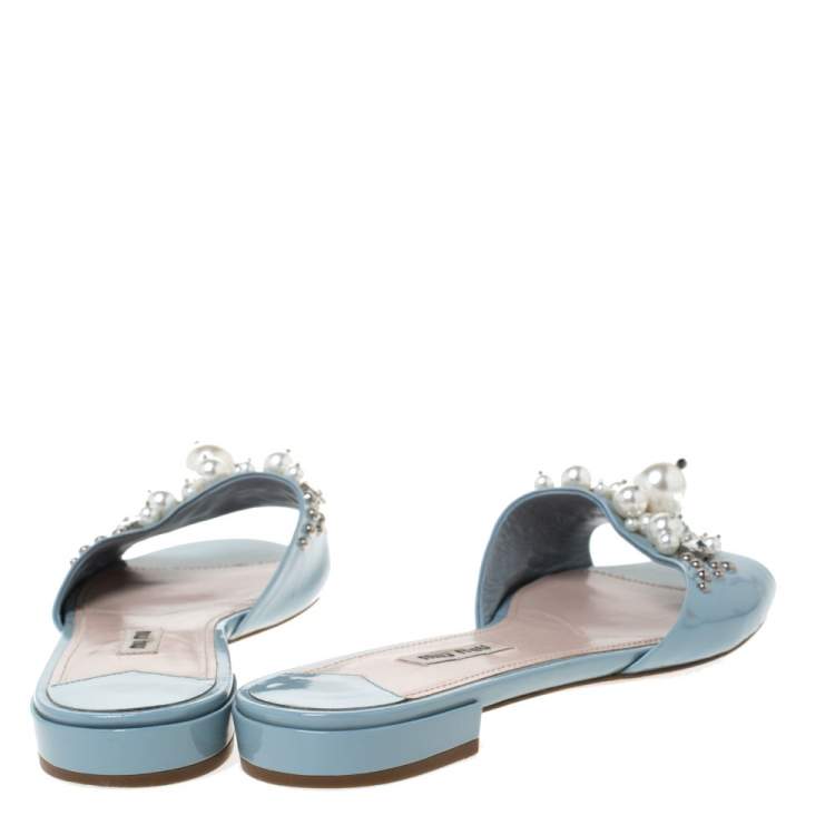 مملوكة مسبقًا Miu Miu Blue Patent Leather Pearl Embellished Slides Sandals Size 40
