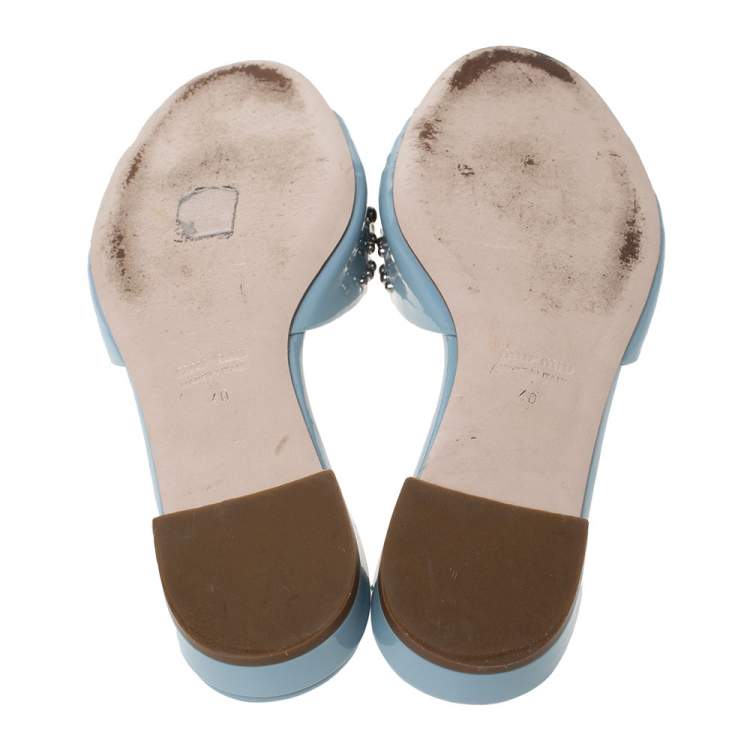 مملوكة مسبقًا Miu Miu Blue Patent Leather Pearl Embellished Slides Sandals Size 40