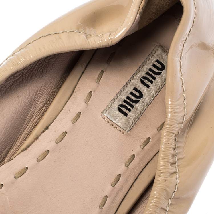 Pre Owned Miu Miu Beige Patent Leather Bow Crystal Embellished Ballet Flats Size 38