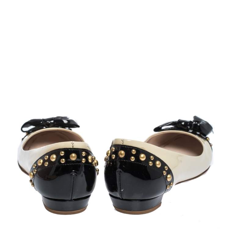 Pre Owned Miu Miu Beige/Black Studded Patent Leather Bow Ballet Flats Size 37