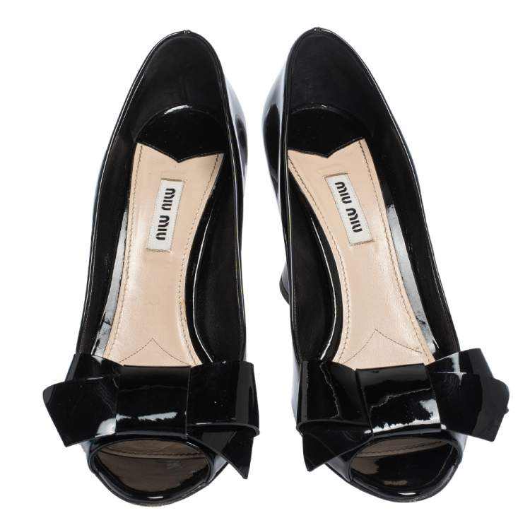 مملوكة مسبقًا Miu Miu Black Patent Bow Peep Toe Pumps Size 38.5