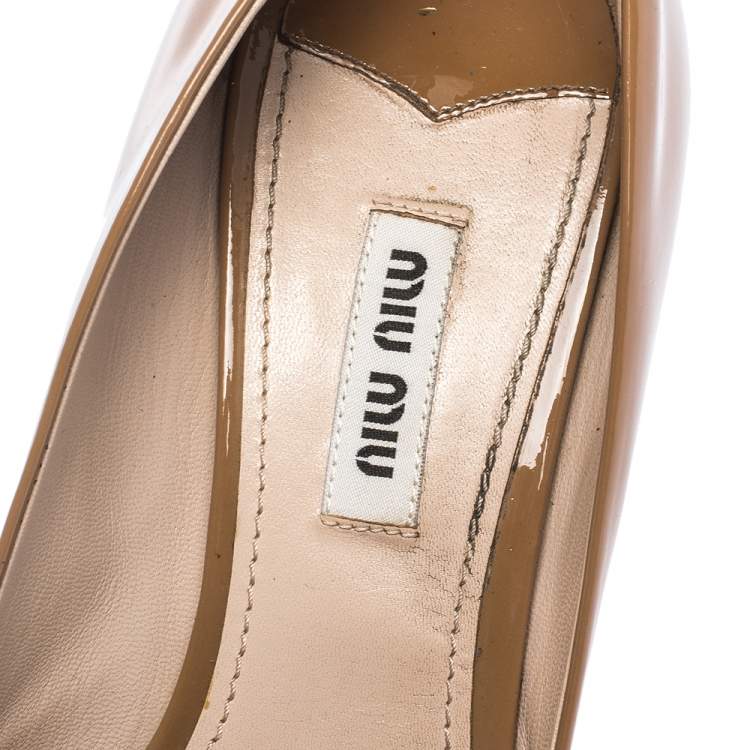 مملوكة مسبقًا Miu Miu Tan Patent Leather Crystal Heel Pumps Size 37