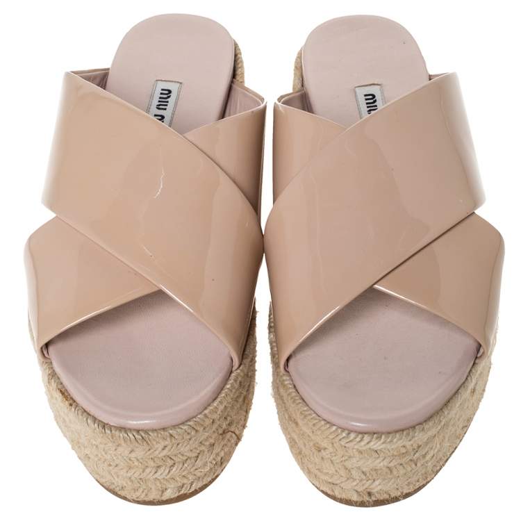 مملوكة مسبقًا Miu Miu Beige Patent Leather Cross Strap Platform Espadrille Open Toe Sandals Size 38