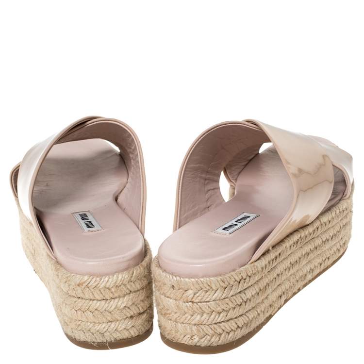 مملوكة مسبقًا Miu Miu Beige Patent Leather Cross Strap Platform Espadrille Open Toe Sandals Size 38