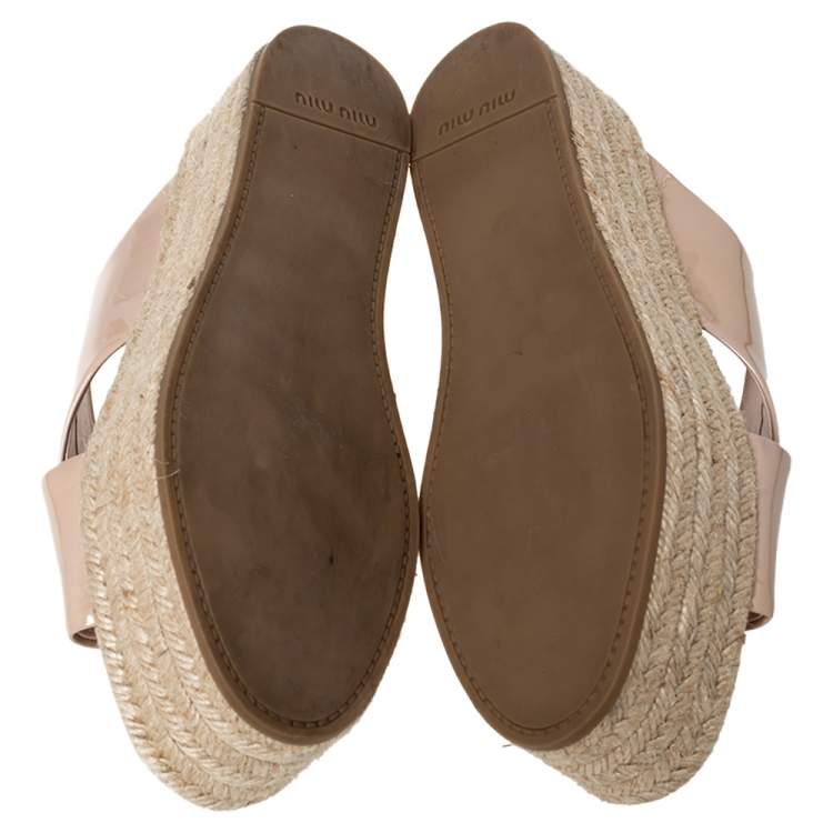 مملوكة مسبقًا Miu Miu Beige Patent Leather Cross Strap Platform Espadrille Open Toe Sandals Size 38