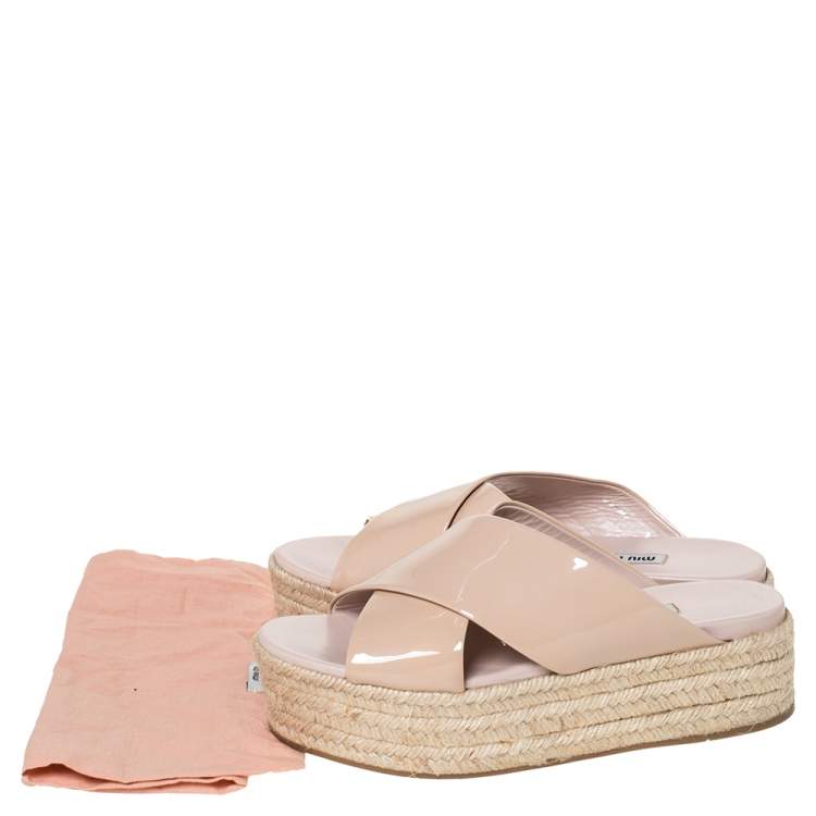 مملوكة مسبقًا Miu Miu Beige Patent Leather Cross Strap Platform Espadrille Open Toe Sandals Size 38