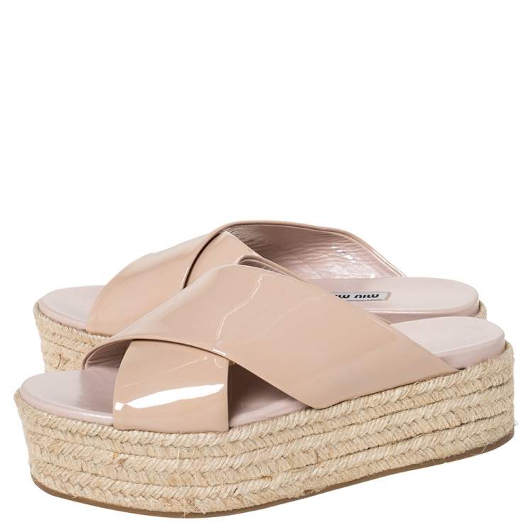 مملوكة مسبقًا Miu Miu Beige Patent Leather Cross Strap Platform Espadrille Open Toe Sandals Size 38