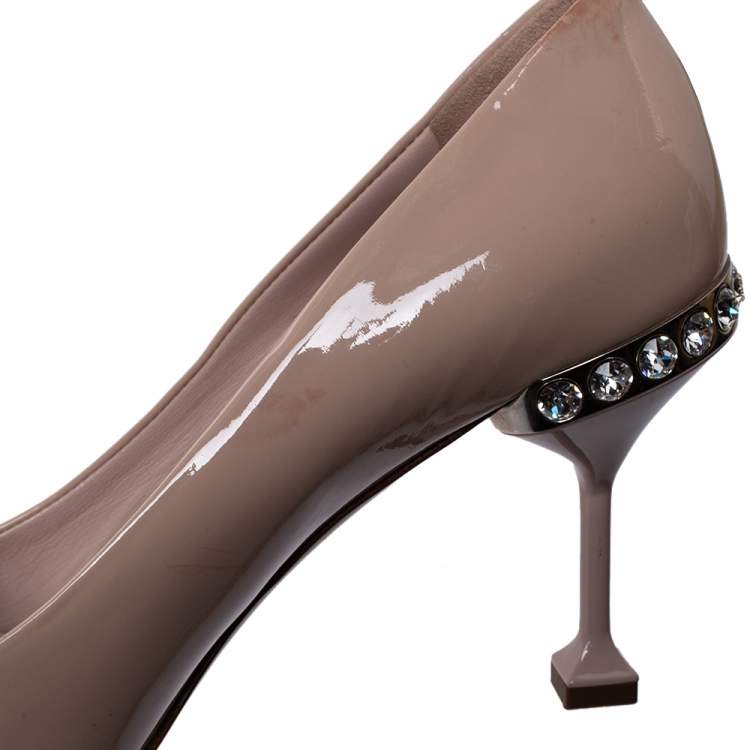 مملوكة مسبقًا Miu Miu Beige Patent Crystal Embellished Heel Pointed Toe Pumps Size 41