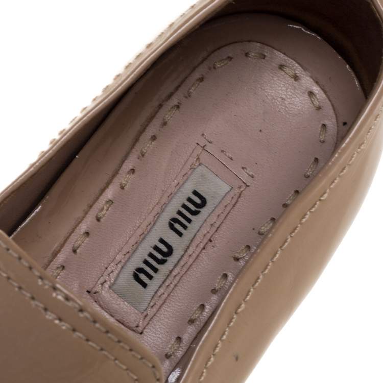 Pre Owned Miu Miu Beige Patent Leather Crystal Embellished Pointed Cap Toe Slip On Sneakers Size 35