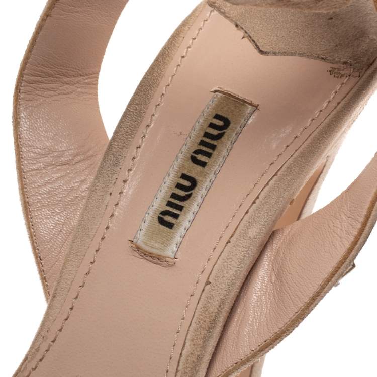مملوكة مسبقًا Miu Miu Beige Suede Crystal Ankle Straps Platform Sandals Size 38.5