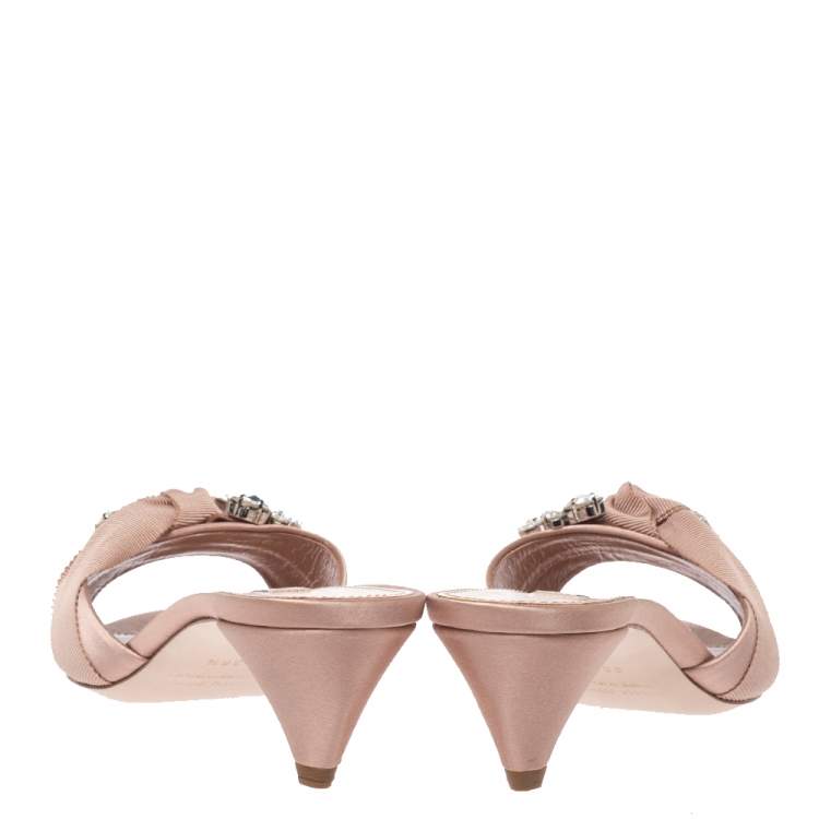 مملوكة مسبقًا Miu Miu Beige Satin And Grosgrain Knot Fabric Crystal Embellished Open Toe Slide Sandals Size 38.5