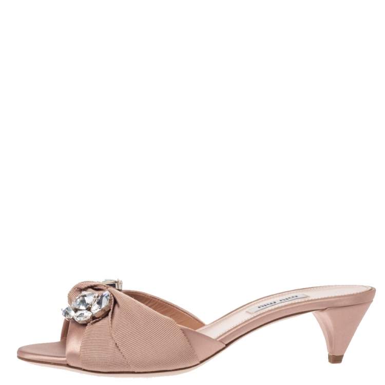 مملوكة مسبقًا Miu Miu Beige Satin And Grosgrain Knot Fabric Crystal Embellished Open Toe Slide Sandals Size 38.5