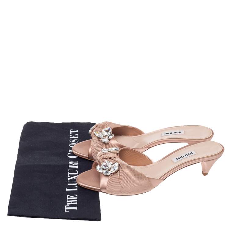 مملوكة مسبقًا Miu Miu Beige Satin And Grosgrain Knot Fabric Crystal Embellished Open Toe Slide Sandals Size 38.5
