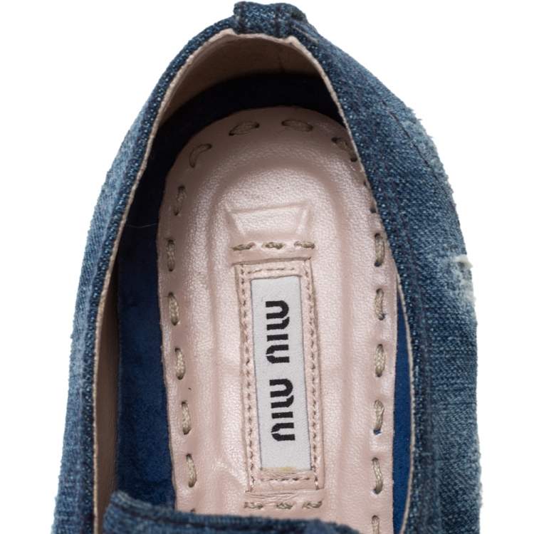 مملوكة مسبقًا Miu Miu Blue Denim Fabric Embellished Cap Toe Sneakers Size 39.5