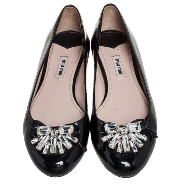 مملوكة مسبقًا Miu Miu Black Patent Leather Crystal Embellished Ballet Flats Size 38.5