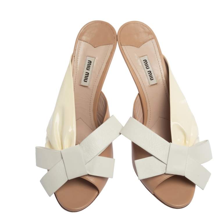 Pre Owned Miu Miu White/Beige Patent and Leather Bow Mule Sandals Size 41