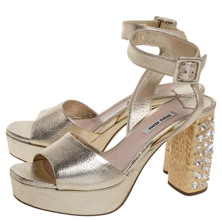 مملوكة مسبقًا Miu Miu Gold Leather Crystal Embellished Block Heel Ankle Strap Platform Sandals Size 38.5