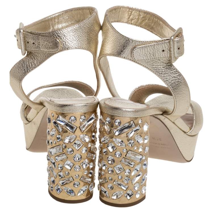 مملوكة مسبقًا Miu Miu Gold Leather Crystal Embellished Block Heel Ankle Strap Platform Sandals Size 38.5