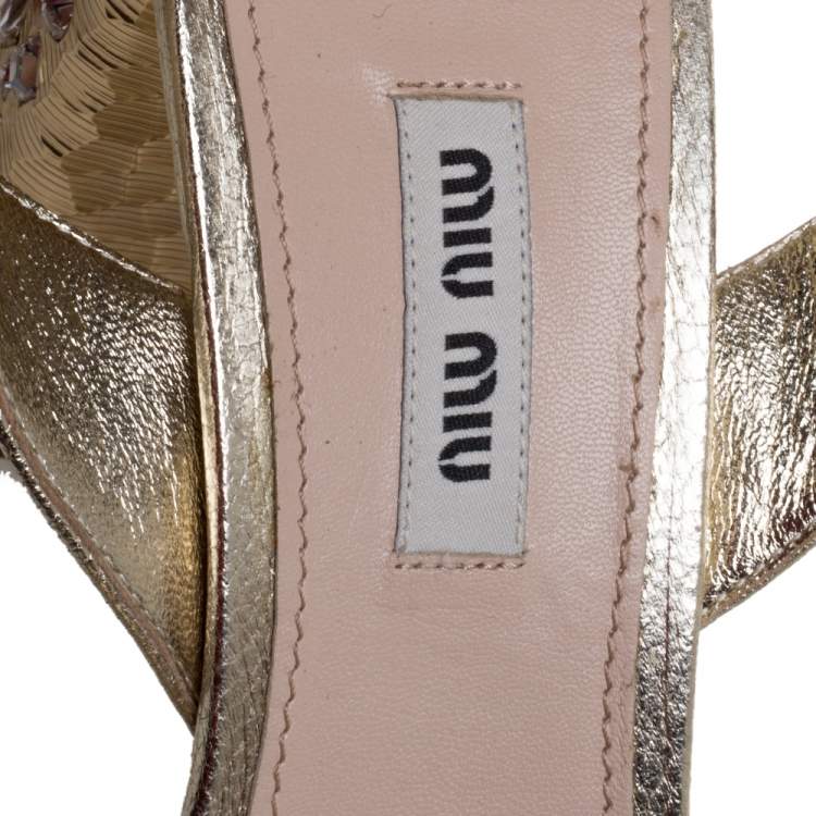 مملوكة مسبقًا Miu Miu Gold Leather Crystal Embellished Block Heel Ankle Strap Platform Sandals Size 38.5