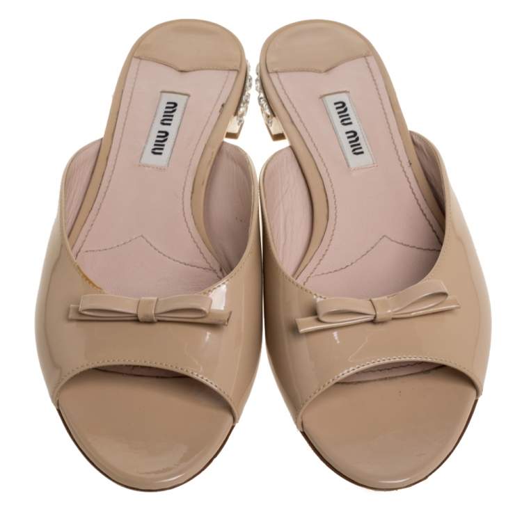Pre Owned Miu Miu Beige Patent Leather Crystal Embellished Heel Bow Open Toe Flats Size 36.5