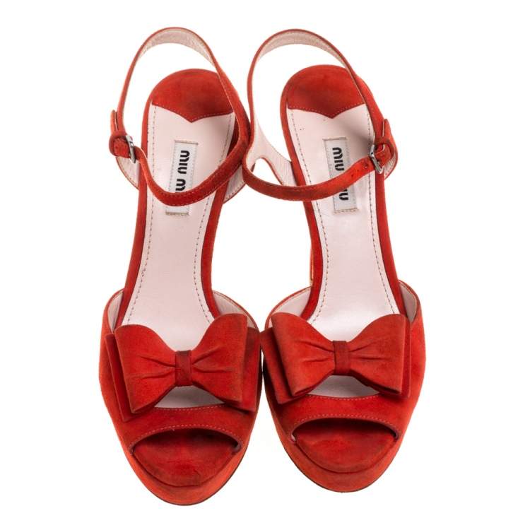 مملوكة مسبقًا Miu Miu Red Suede Bow Ankle Strap Platform Sandals Size 39