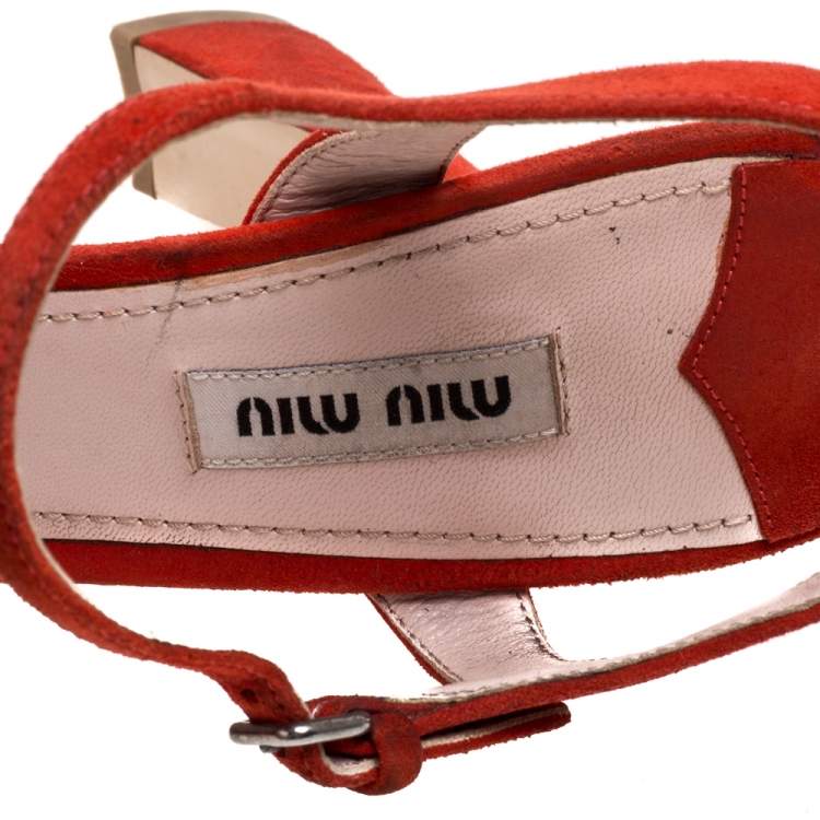 مملوكة مسبقًا Miu Miu Red Suede Bow Ankle Strap Platform Sandals Size 39