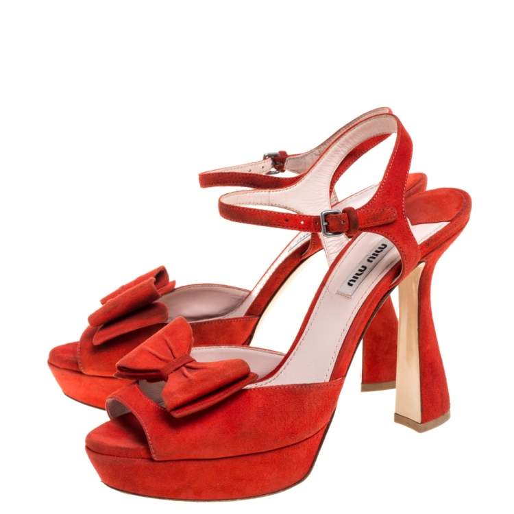 مملوكة مسبقًا Miu Miu Red Suede Bow Ankle Strap Platform Sandals Size 39